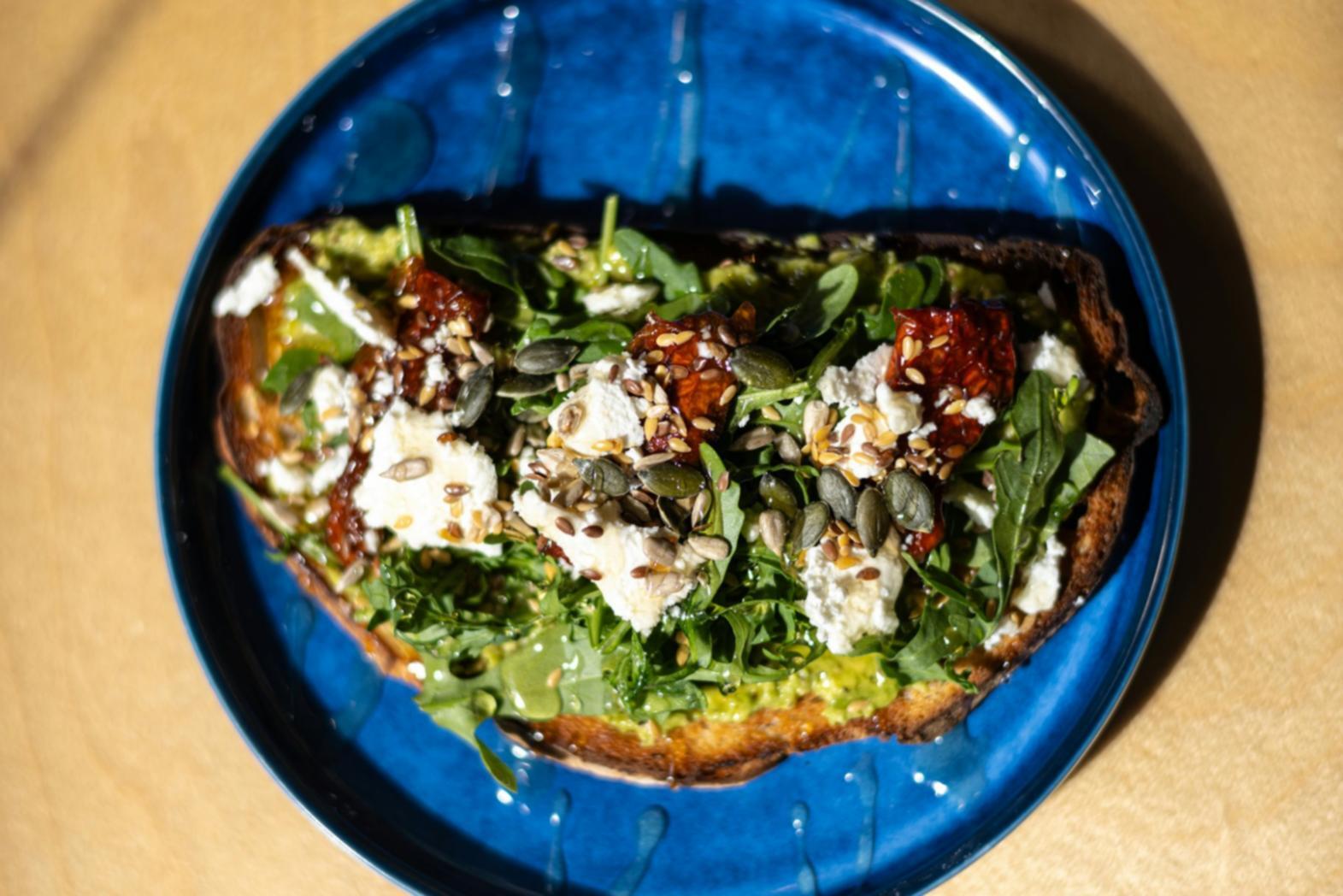 Herbstliche Gerichte und Wurzelgemüse in der Zubereitung