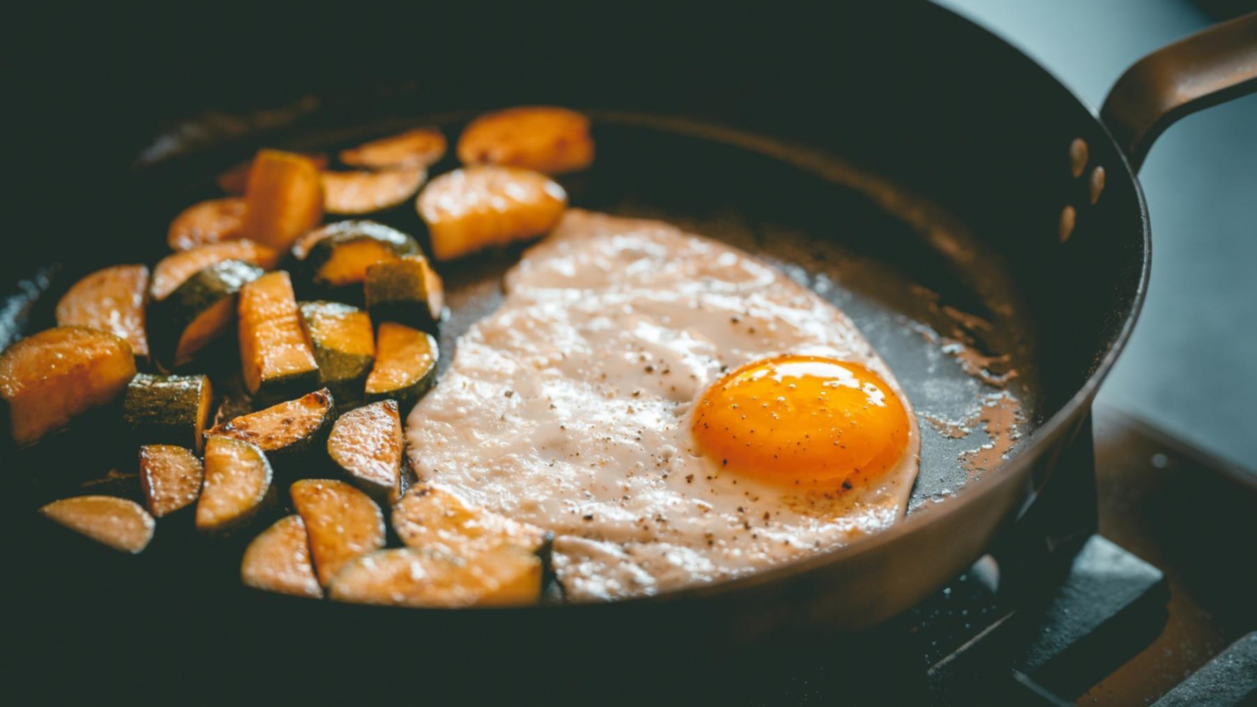 Detailaufnahme saisonaler Zutaten beim Kochen